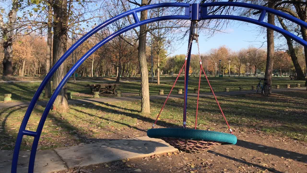 columpio web vacante oscilante en el parque infantil en 4k