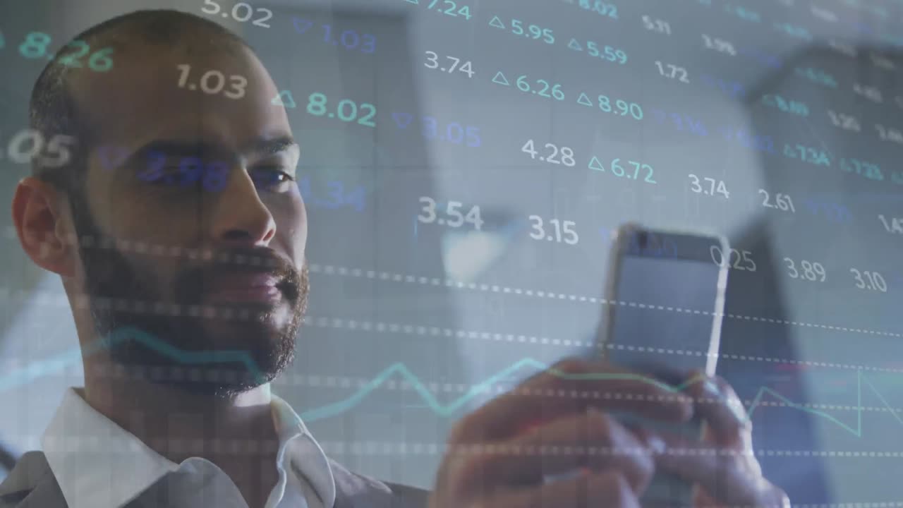 animazione dell'elaborazione dei dati finanziari su un uomo d'affari bi-razziale che utilizza uno smartphone