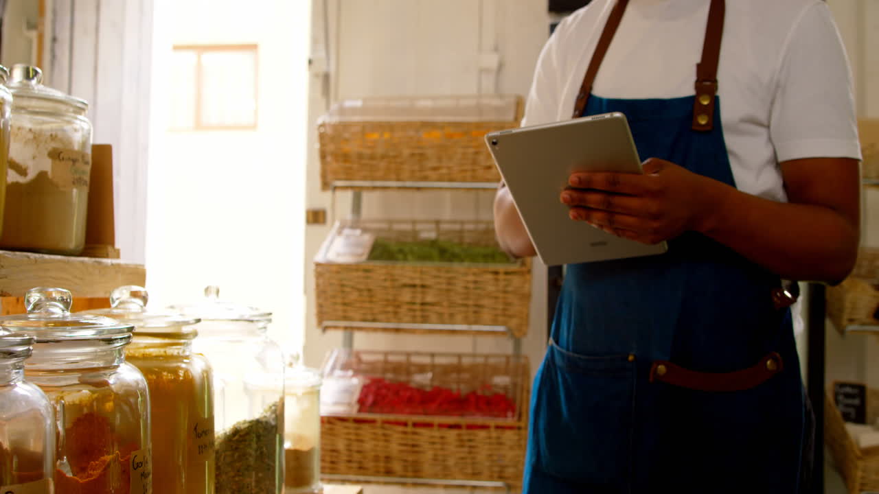 cosas masculinas comprobando las existencias en el supermercado 4k