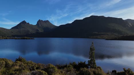 stunning dove lake and cradle mountain landscape in tasmania