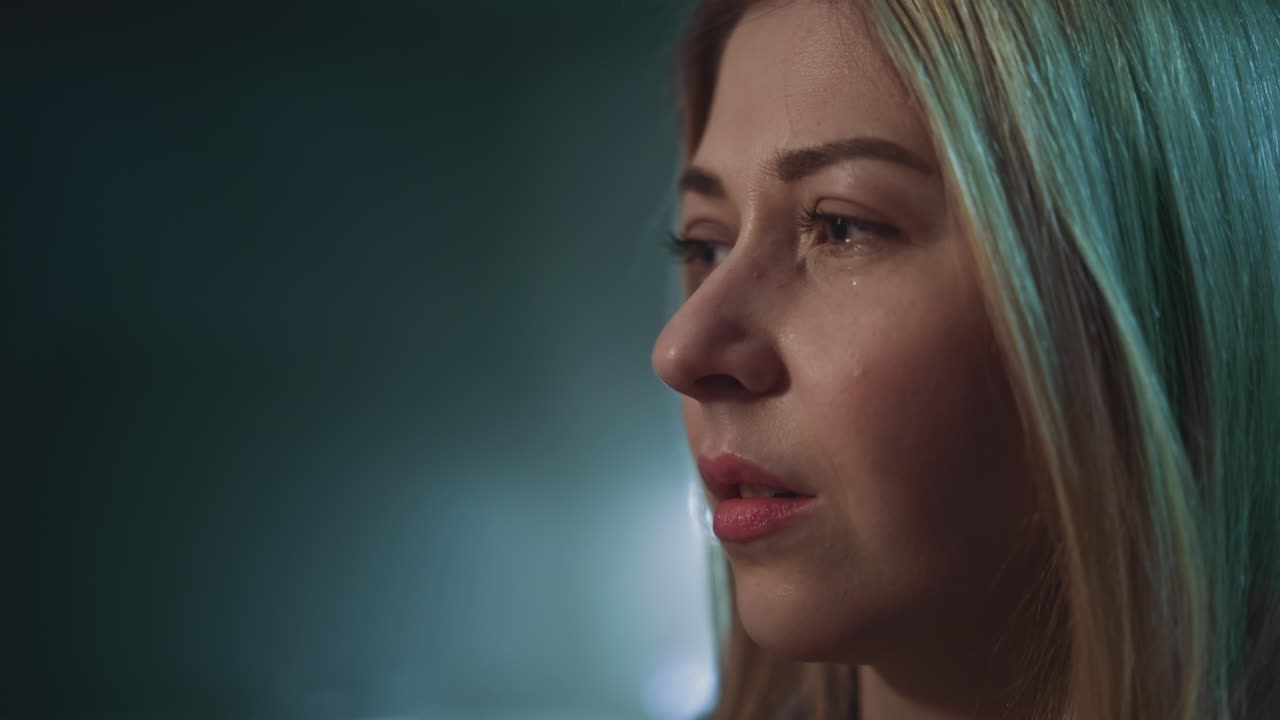 혼란스러운 여성이 반 어두운 방에서 우울증을  ⁇ 고 있습니다.