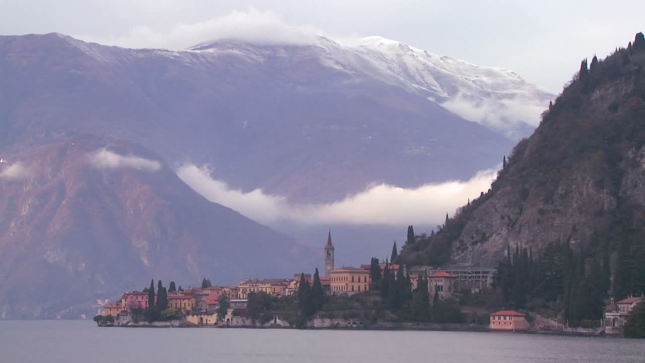 바레나 마을과 배경 2의 이탈리아 알프스가 있는 코모 호수의 아름다운 기슭