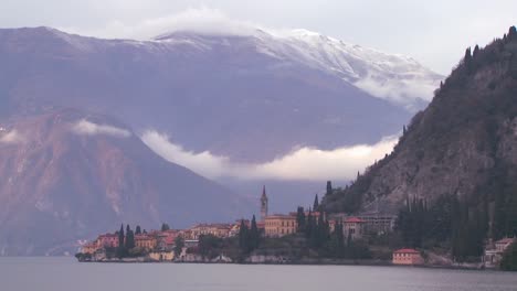 Das-Schöne-Ufer-Des-Comer-Sees-Mit-Der-Stadt-Varenna-Und-Den-Italienischen-Alpen-Im-Hintergrund-2