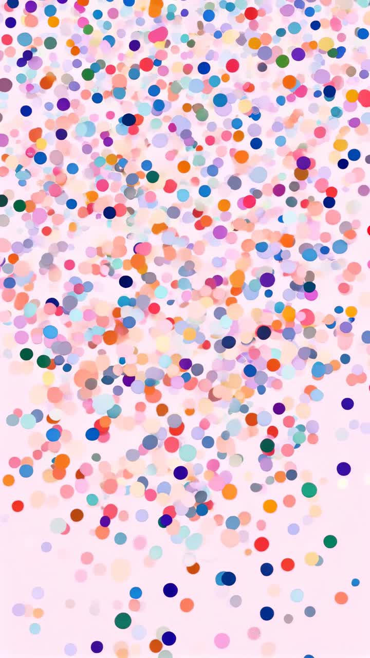 Coriandoli colorati a cascata su uno sfondo rosa pastello, catturati da un angolo dall'alto