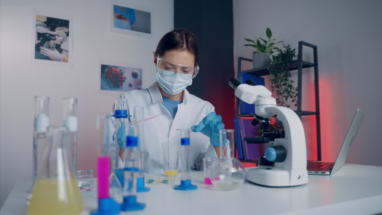 científico que lleva a cabo un experimento en un entorno de laboratorio