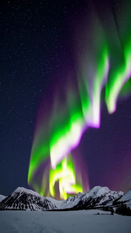 aurora boreal sobre las montañas nevadas