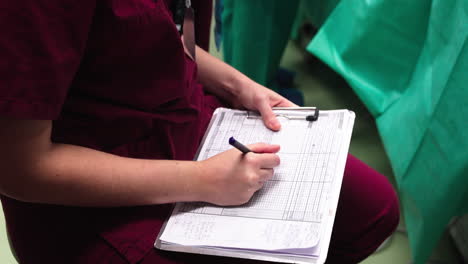 anesthetist enters values in a list, logs in the operating room