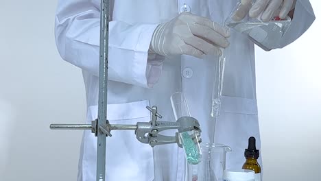 demostración de una reacción química en un entorno de laboratorio