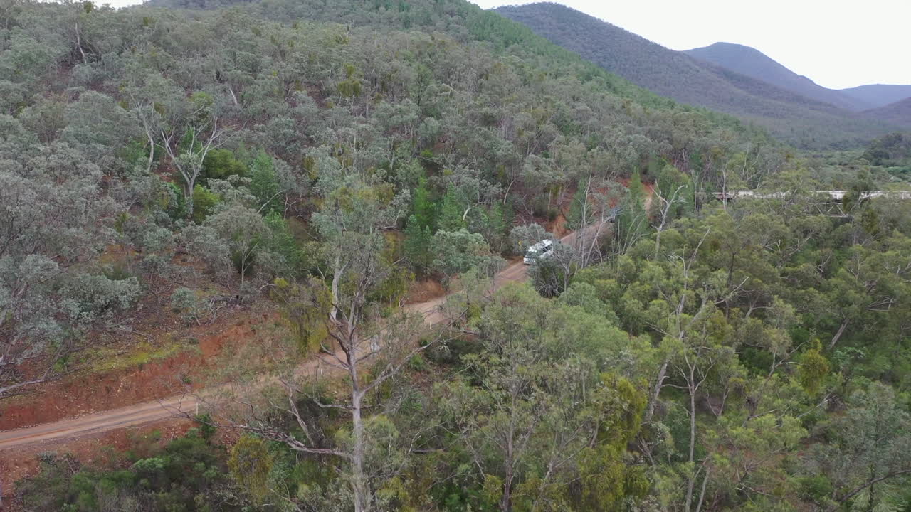 공중: 눈 덮인 강 위의 상징적인 맥킬롭스 다리에서 차량이 빠져나옴, 피해자