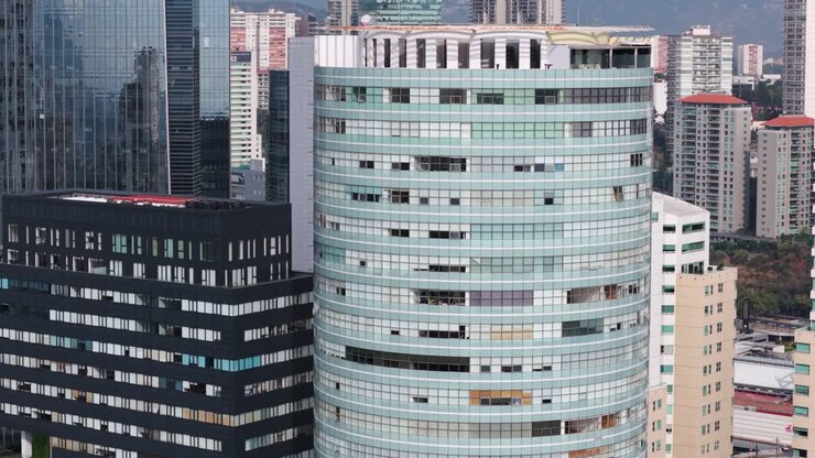 Primer plano de dron de edificios en la zona de Santa Fe, Ciudad de México.