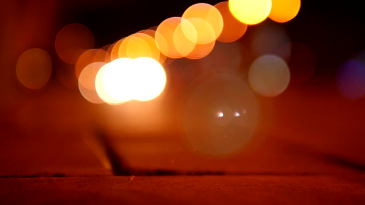 밤의 도시 조명, 자동차의 헤드라이트, 도로, 불빛의 빛에서 보케.