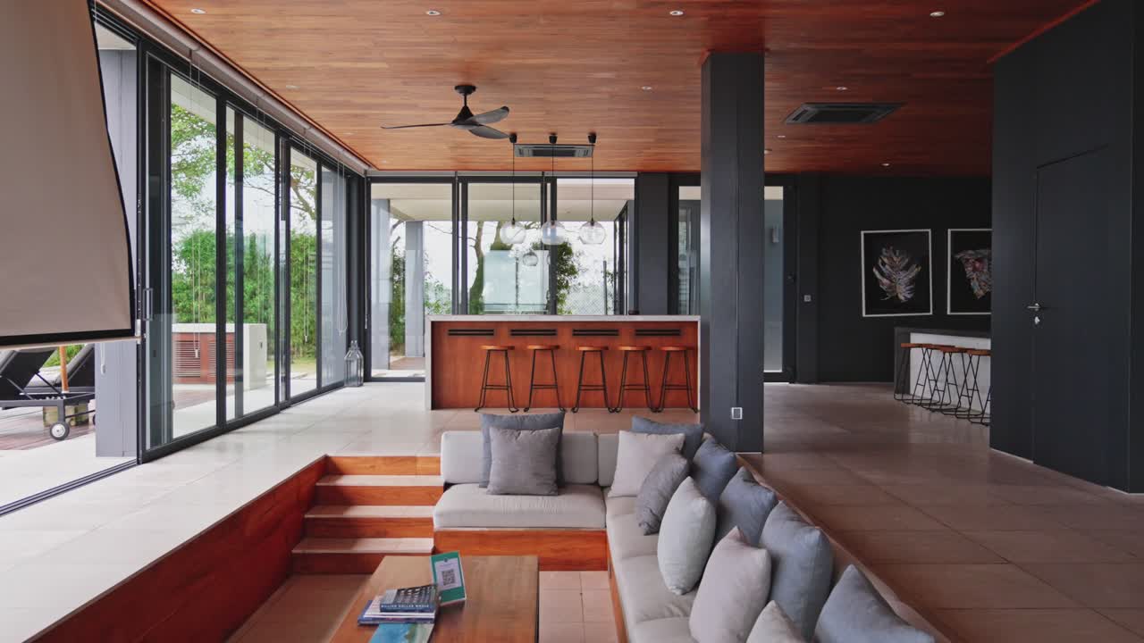 ecrã de projector de cinema em casa soprando no vento de luxo villa privada