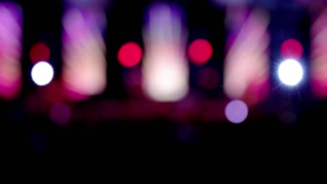 borrosas luces intermitentes de colores parpadea efectos escena de la noche de fondo en la fiesta de la noche club de música concierto del festival en el escenario.