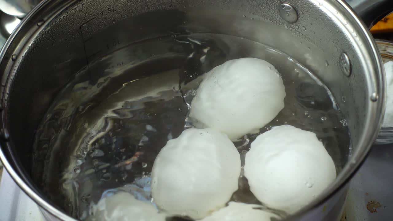 Egg koker i en panne
