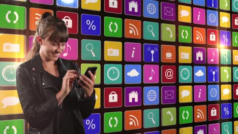 animación de una feliz mujer caucásica con teléfono inteligente sobre la pantalla con diversos íconos tecnológicos coloridos.