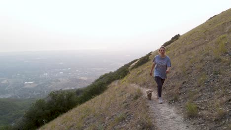 Frau-Und-Hündchen-Wandern-Auf-Outdoor-wanderweg-In-Den-Bergen-Von-Utah