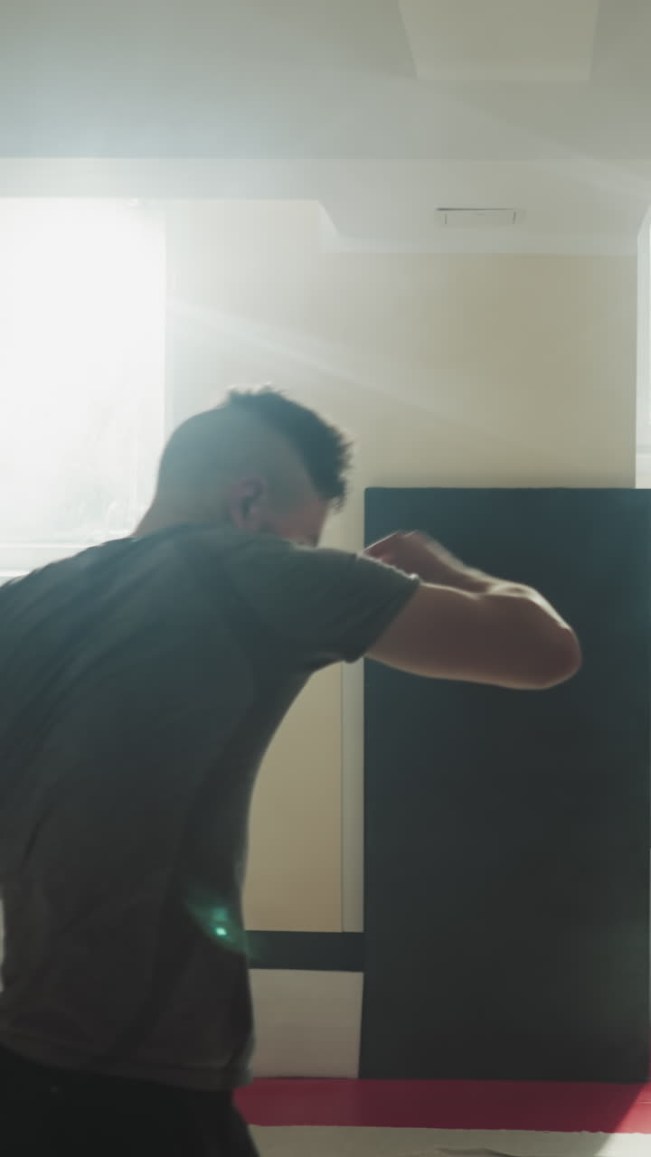 복싱 선수들은 전투 체육관에서 가을 돌리며 달린다. 젊은 스포츠 선수들은 혼합 무술 클럽에서 특별한 복싱 운동을 한다. 몸과 마음의 발달.