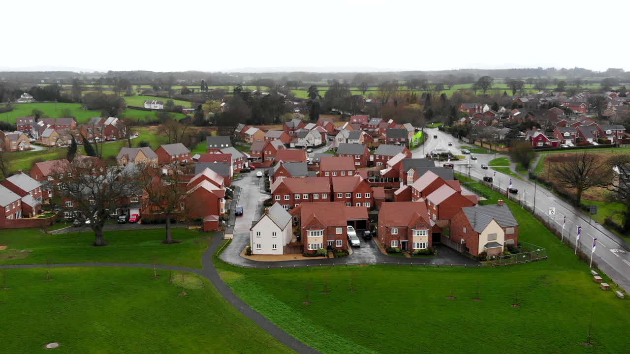 aéreo - un residencial de shrewsbury, un día frío con vistas sobre las casas desde el cielo en una pequeña ciudad del condado, shrewsbury, inglaterra, reino unido, europa