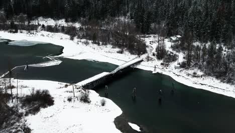 El-Puente-Roto-Sobre-El-Río-Adams:-La-Perspectiva-De-Un-Dron