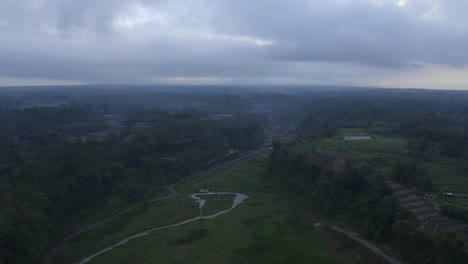 mágico paisaje brumoso de indonesia con colores verdes, vista aérea de drones