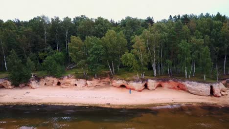 Rote-Felsen-Der-Klippen-Von-Veczemju,-Lettland