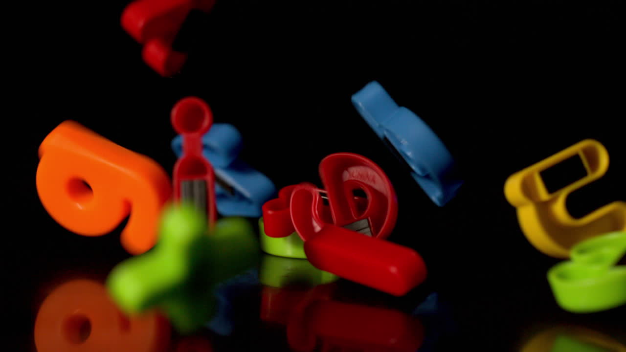 imanes de letras que caen en una superficie negra