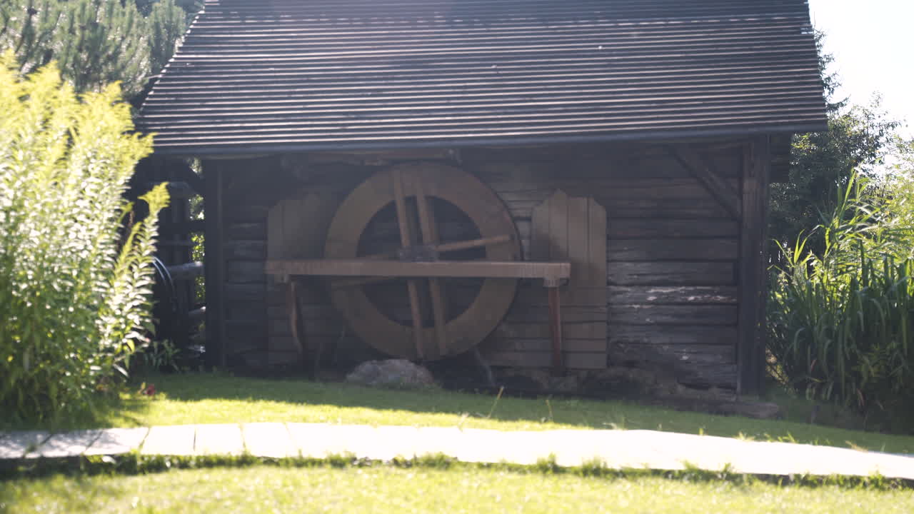 회전하는 바퀴가 느려지는 오래된 나무 물레방아 창고, 체코