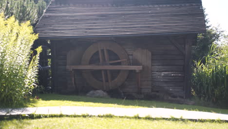 antiguo molino de agua de madera cobertizo con una rueda giratoria desacelerando, república checa