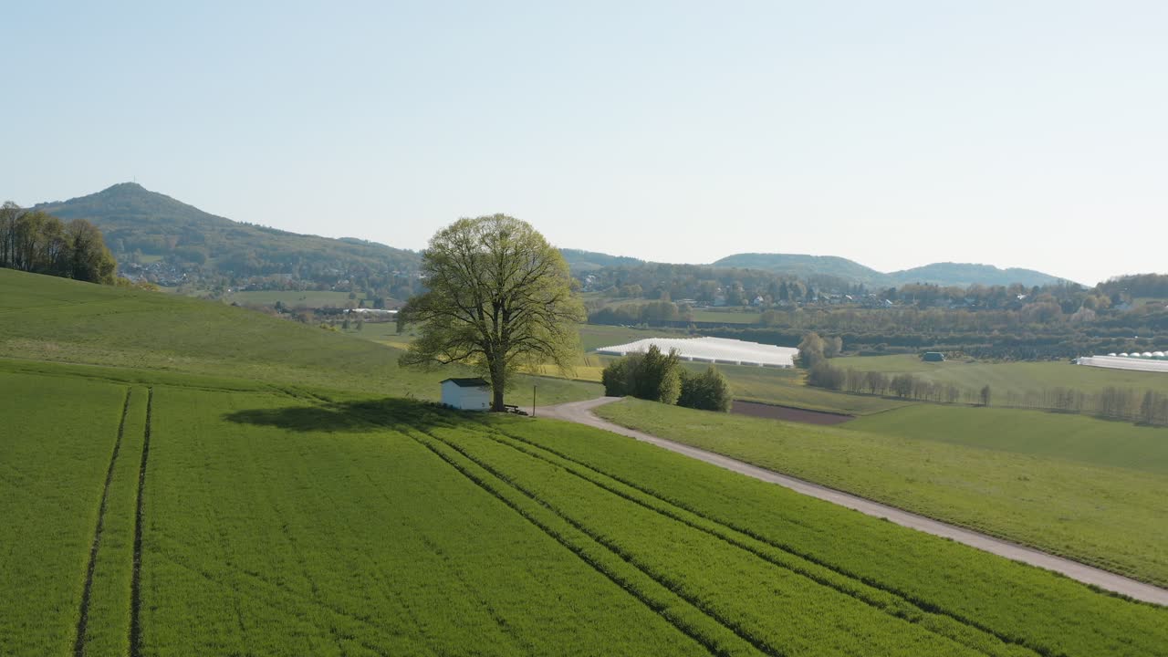 드론 - 잔디가 있는 들판에 있는 알 외로운 예배당의 공중 파노라마 샷과 7개의 산의 파노라마가 있는 도로 - siebengebirge 30p