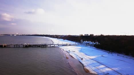 Muelle-De-Gdansk-Brzezno-En-Invierno,-Toma-Aérea