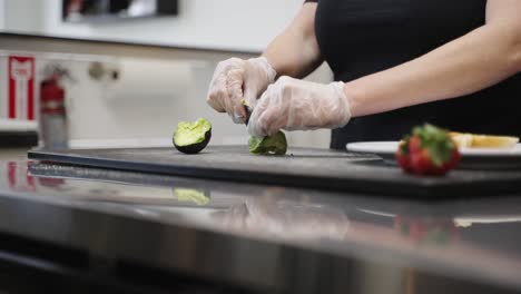 Chef-Preparando-Tostadas-De-Aguacate-Mientras-La-Cámara-Gira-De-Izquierda-A-Derecha