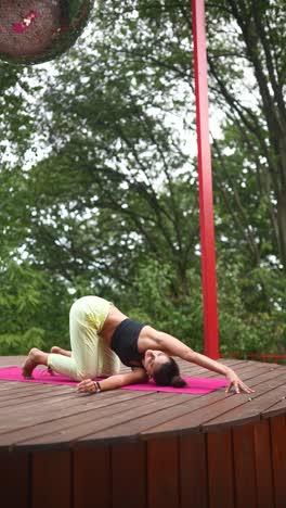mujer practicando yoga al aire libre