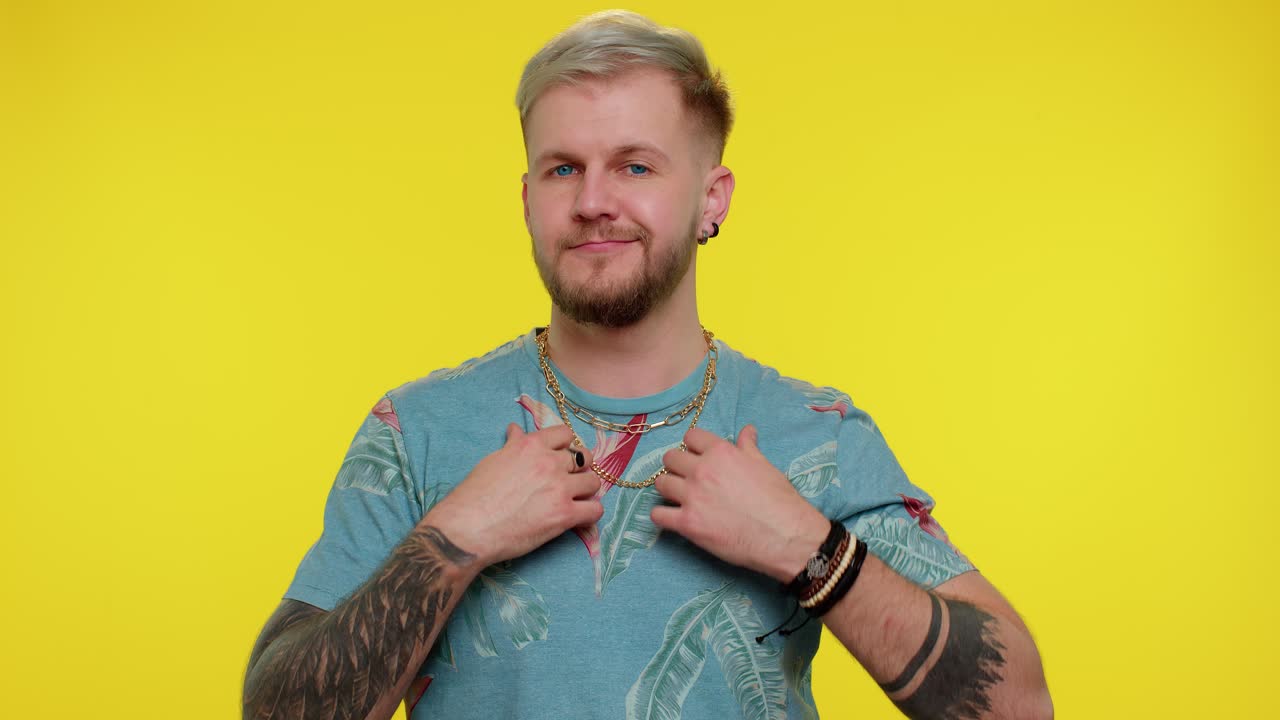 부자는 돈을  ⁇ 비하거나 던지는 것을 보여줍니다. 손짓, 더 많은  ⁇ , 큰 수익을 꿈꾸고 있습니다.