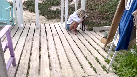 fotógrafa en pantalones cortos toma fotos de su sujeto en la playa