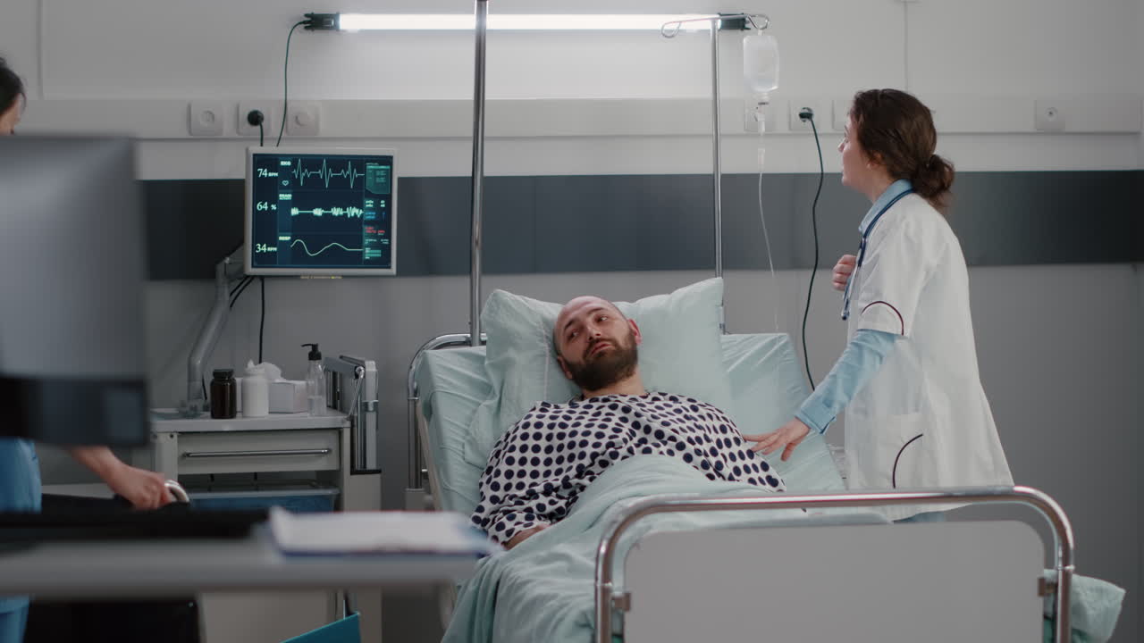 médico terapeuta analizando el pulso cardíaco durante el examen respiratorio