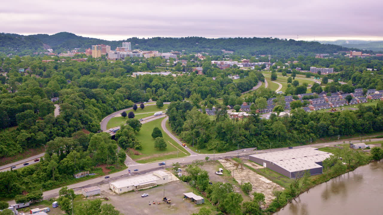 Panorámica de dron revelando el horizonte de la ciudad de Asheville, Carolina del Norte