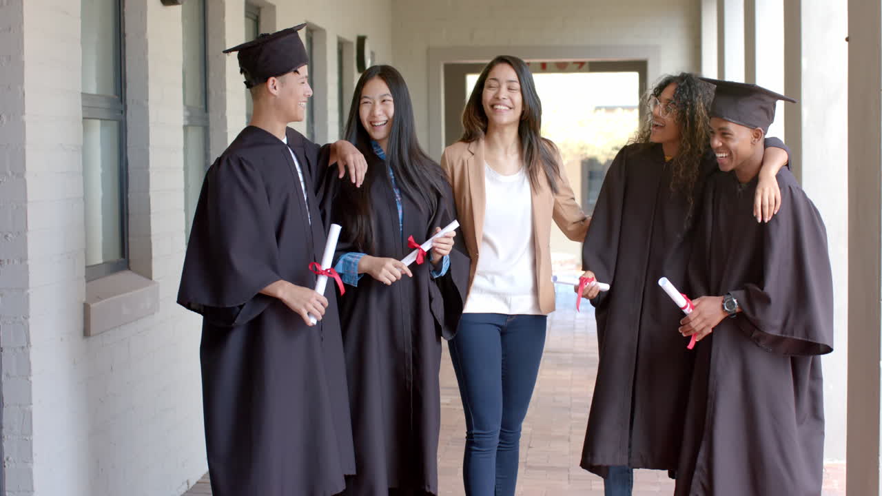 un grupo diverso de graduados celebra su éxito