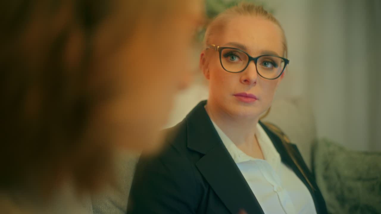 бизнес-коуч ведет сеанс с клиентом