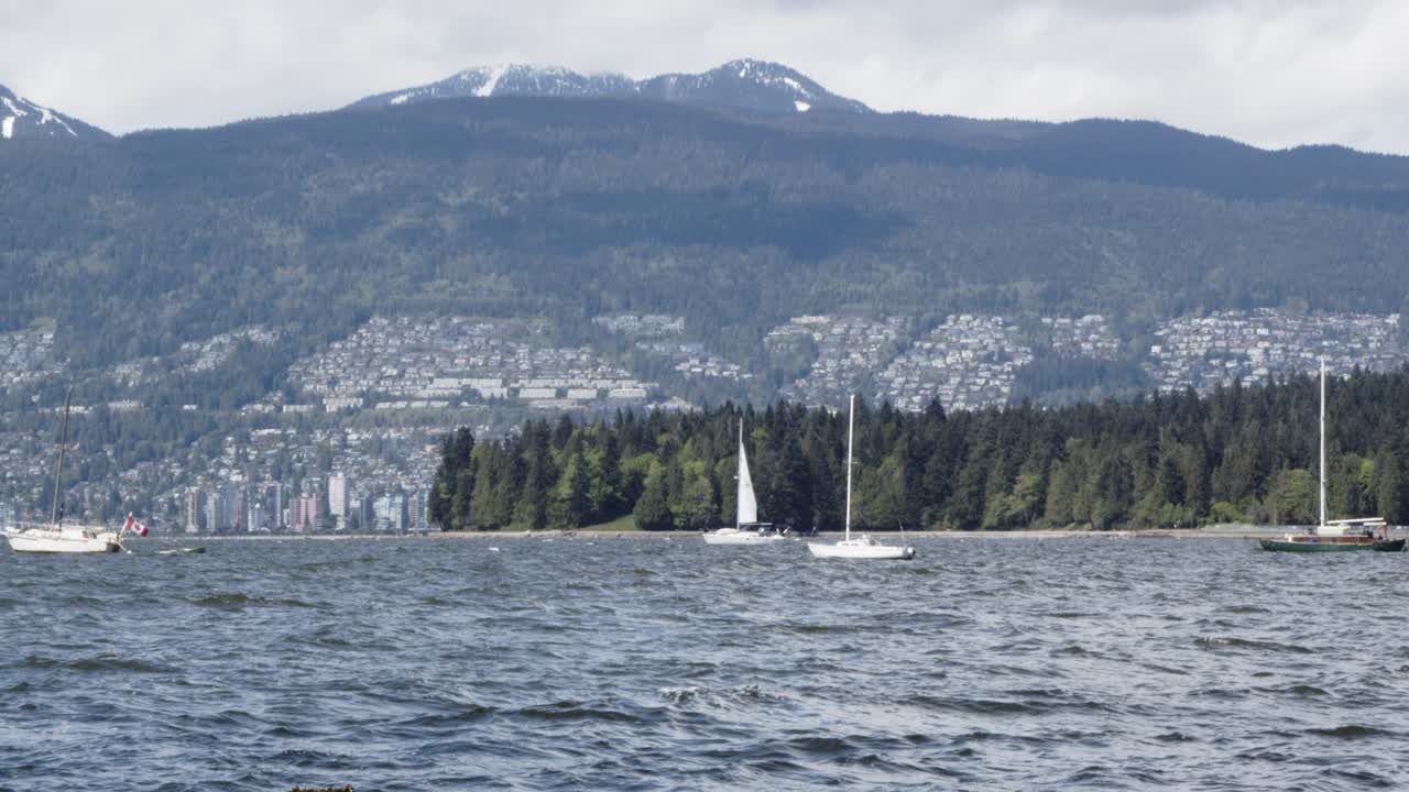 olas que pasan por vancouver false creek inlet, stanley park, west vancouver y veleros