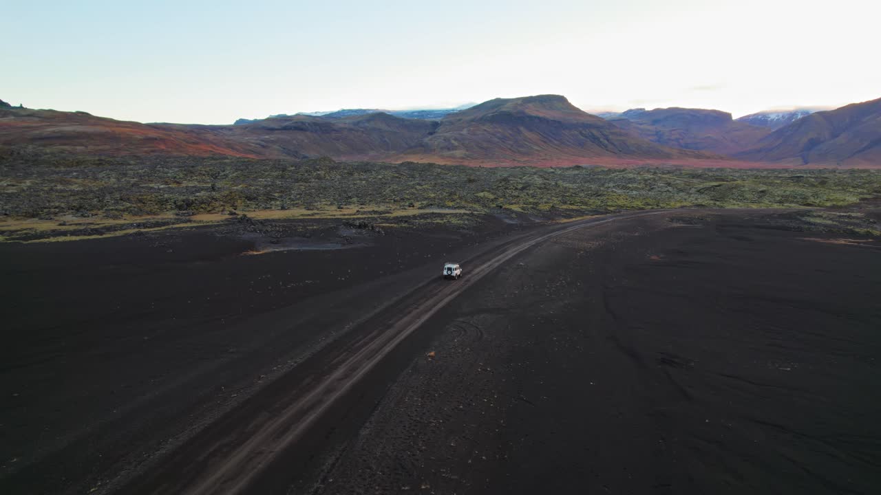 épico paisaje islandés con land rover defender suv blanco conduciendo por carretera