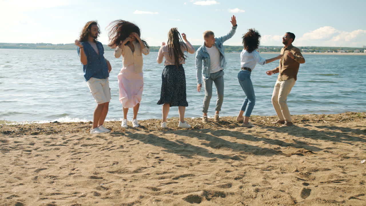 해변에서 춤추는 친구들