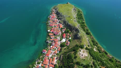 joya albanesa a la orilla del lago: vista aérea del avión no tripulado de la hermosa península rocosa y el pueblo de lin, pogradec