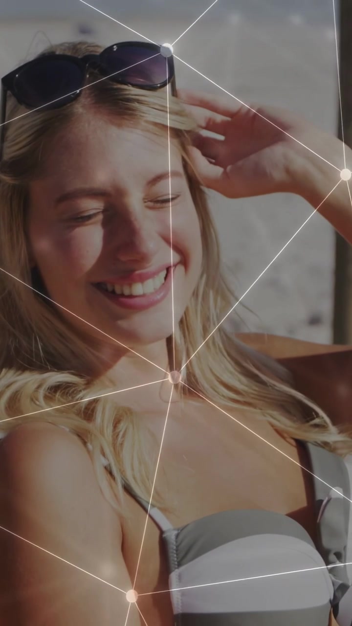 Video verticale: Donna che si ripara gli occhi dal sole, si sistema i capelli, sorride, con una griglia di nodi che le attraversa il viso, tecnologia.