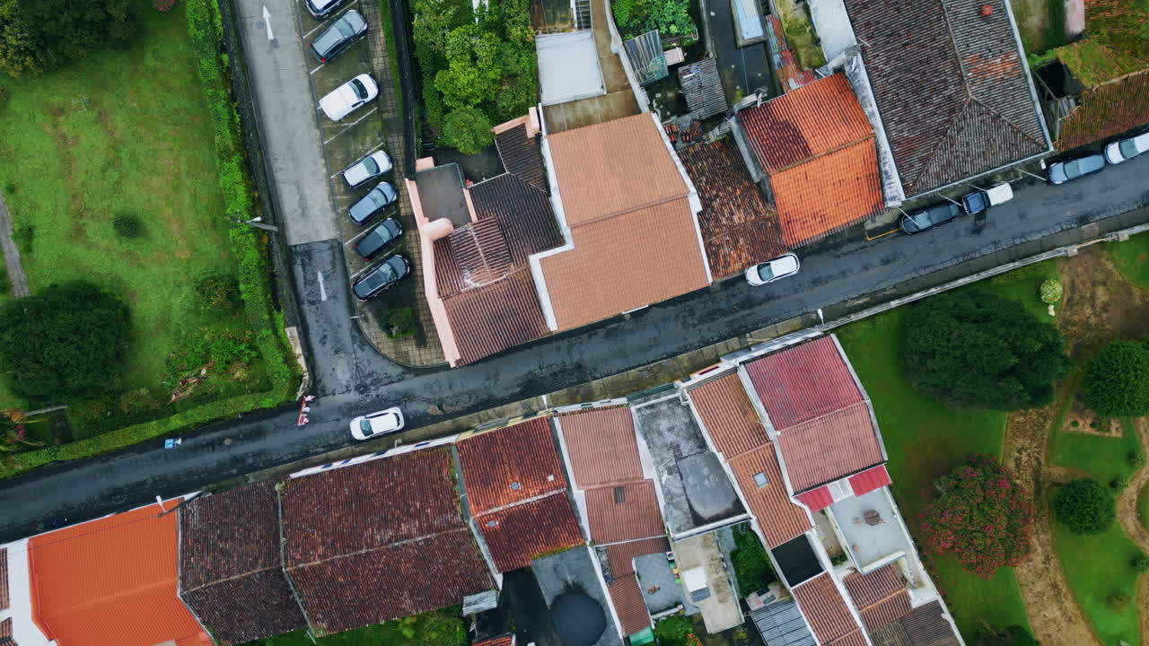 vista aérea coches montados en carreteras rurales día de verano. asfalto carretera terreno verde