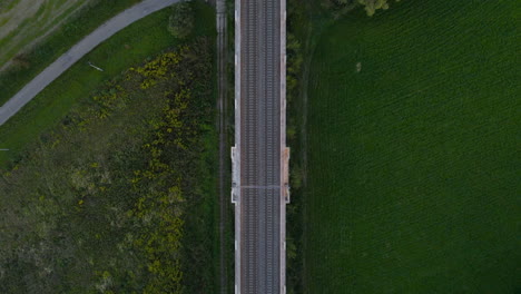 vista superior de las vías del tren en un puente con paisaje circundante