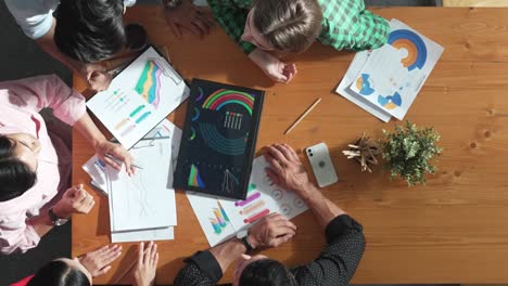 grupo de negocios que se unen para celebrar el aumento de las ventas. convocación.