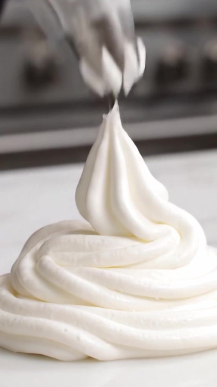完璧なホイップクリームの渦を作る：キッチンで絞り袋を使って食材をアートに変える