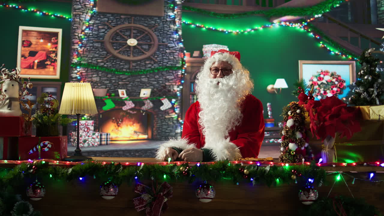 축제적 인 크리스마스 환경 에서 산타클로스