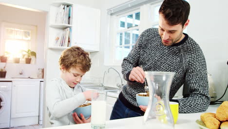 Padre-E-Hijo-Desayunando-En-La-Cocina