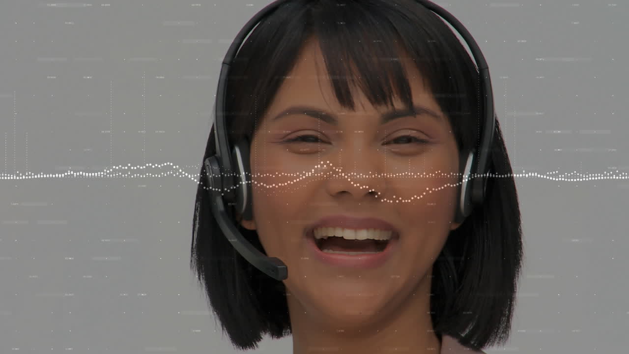 animación de estadísticas y procesamiento de datos sobre una mujer de negocios con auriculares de teléfono